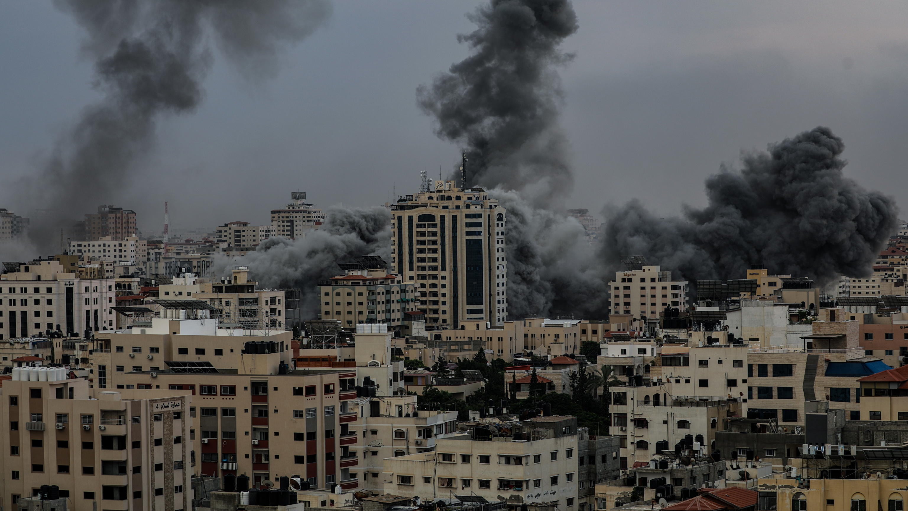Israele bombarda Gaza. La minaccia di Hamas: "Uccideremo gli ostaggi". Due italiani dispersi | La diretta