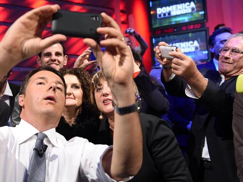 Quel selfie va abolito. Anzi, no. La tenzone tra puristi e innovatori