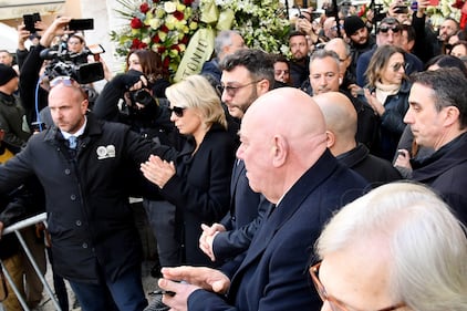 La famiglia, gli amici, i vip: il mondo della tv saluta Costanzo 23