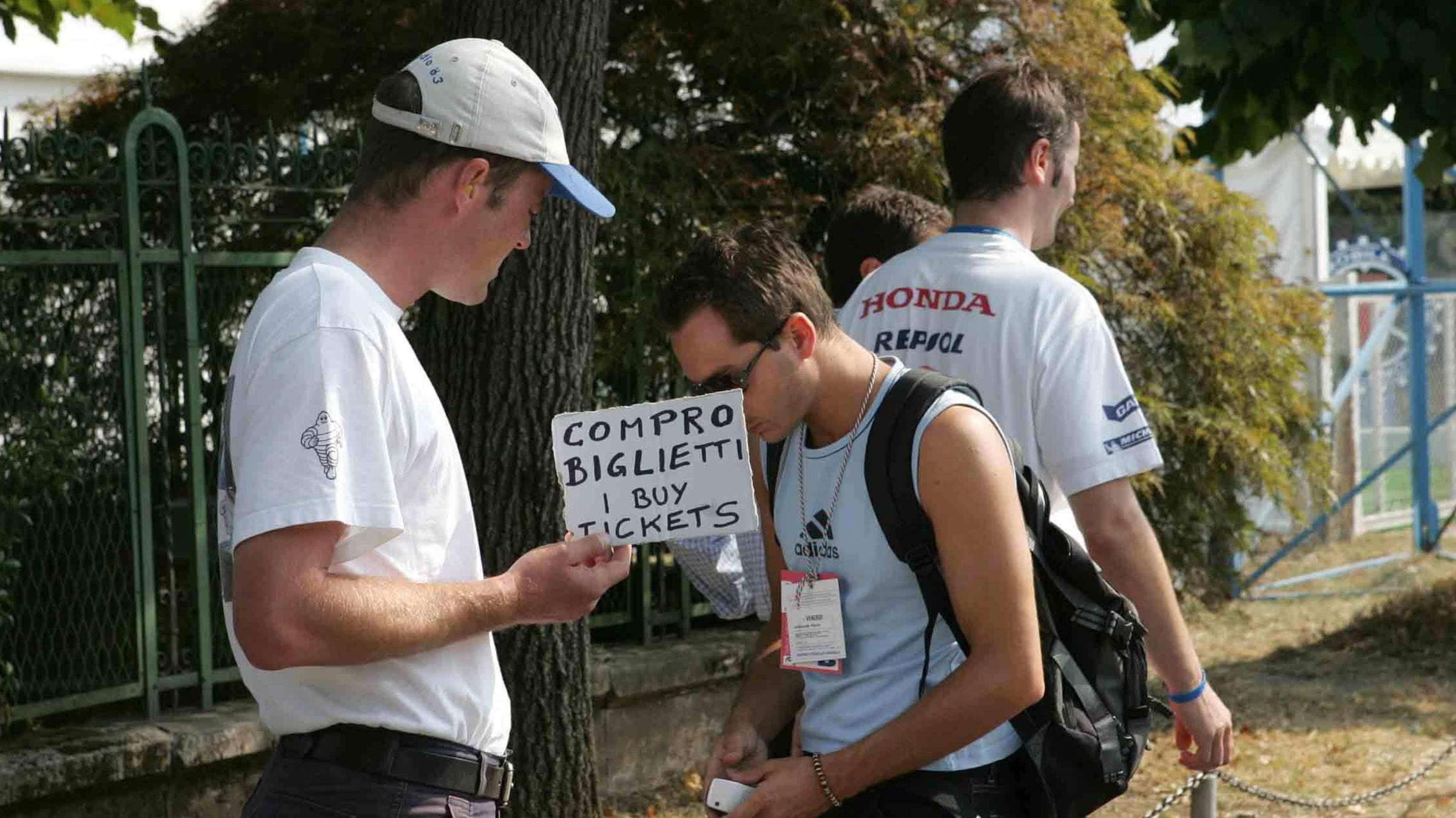 Una notte insieme ai bagarini E i vigili stanno a guardare... il reportage