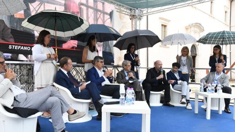 Altro che parità e quote rosa Il Pd schiera le "ombrelline"