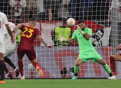 Europa League, la Roma cede al Siviglia dopo i calci di rigore: le immagini più belle 15