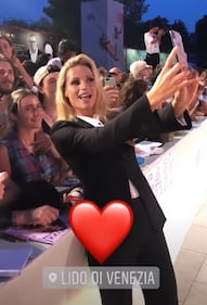 Michelle Hunziker in scarpe da tennis a Venezia, poi stupisce sul red carpet  8