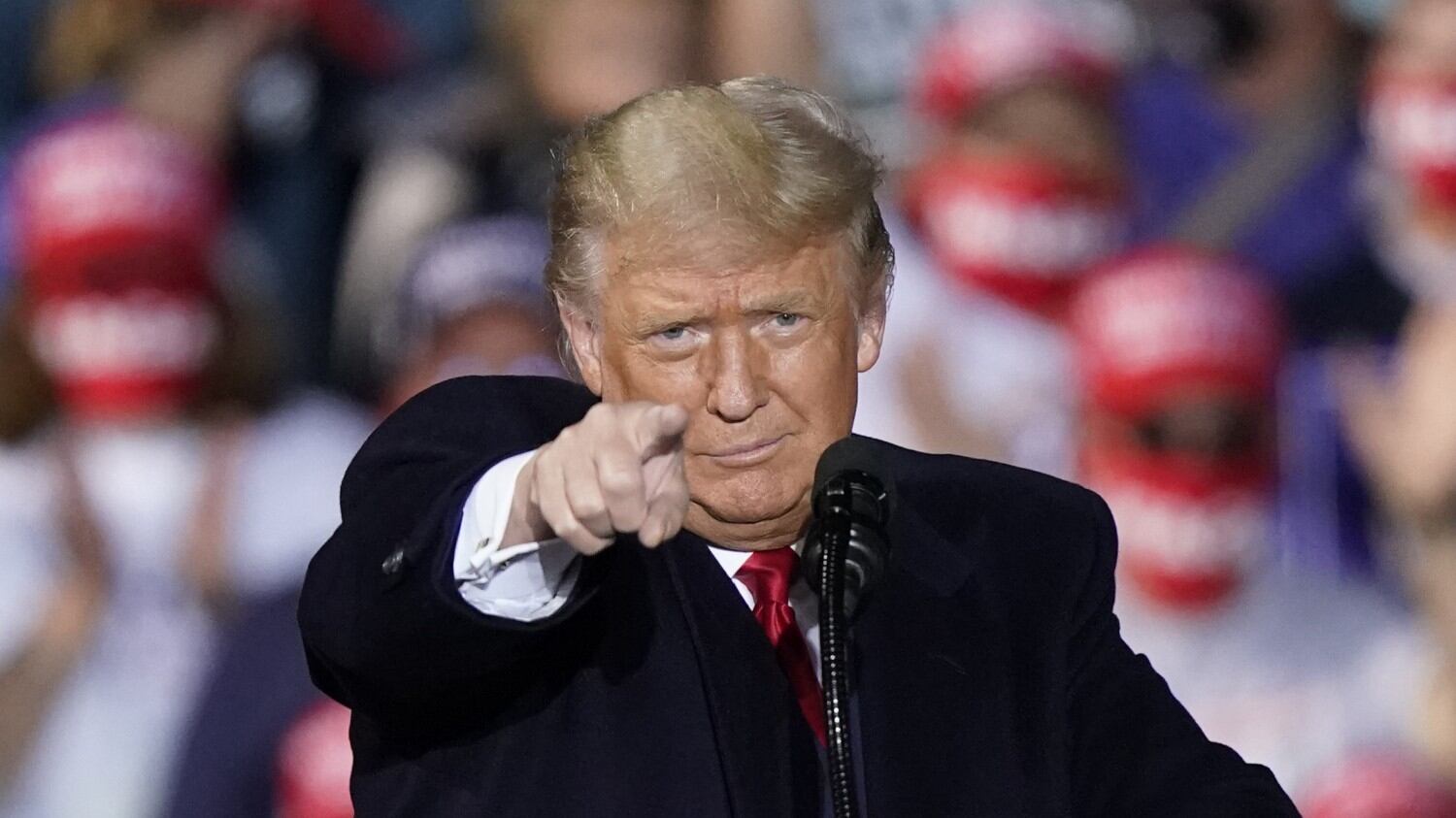 Il virus irrompe sulle elezioni (e Trump prova a cavalcarlo)