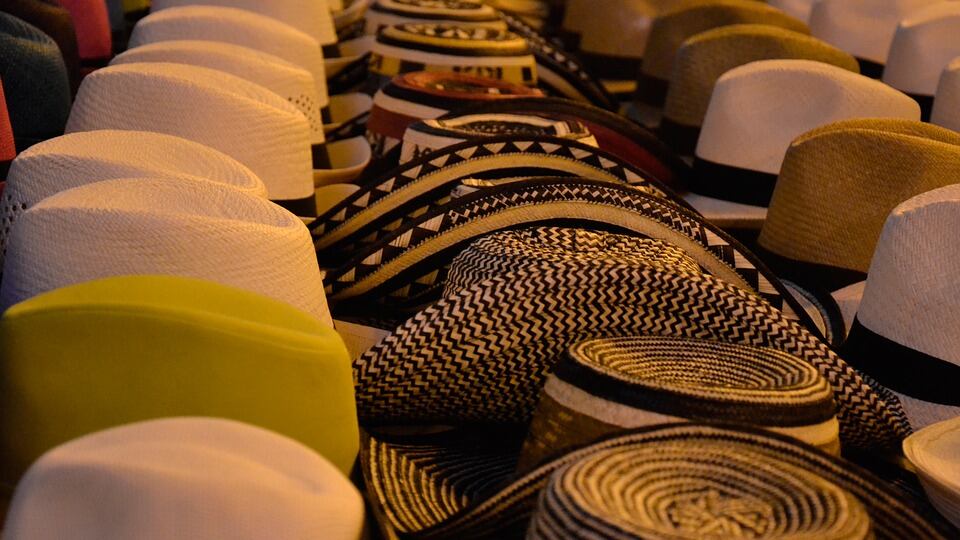 "Tanto di cappello", viaggio nei copricapo tra la storia e la moda