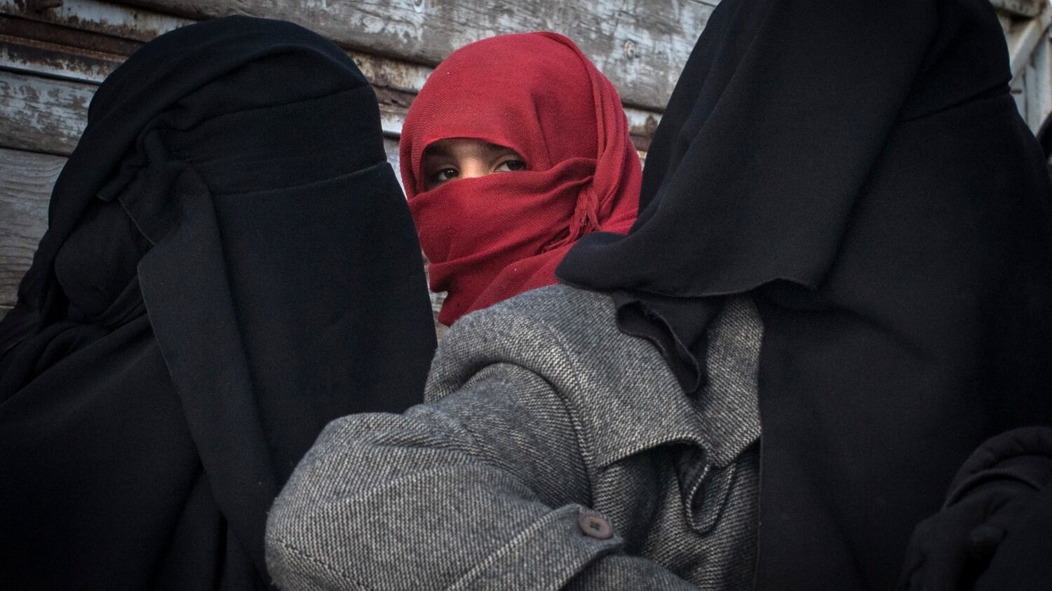 Sviene a scuola e confida: "Mia mamma mi picchia se non indosso il velo"