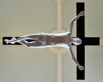 Pete Doherty "crocifisso" in una chiesa londinese 3