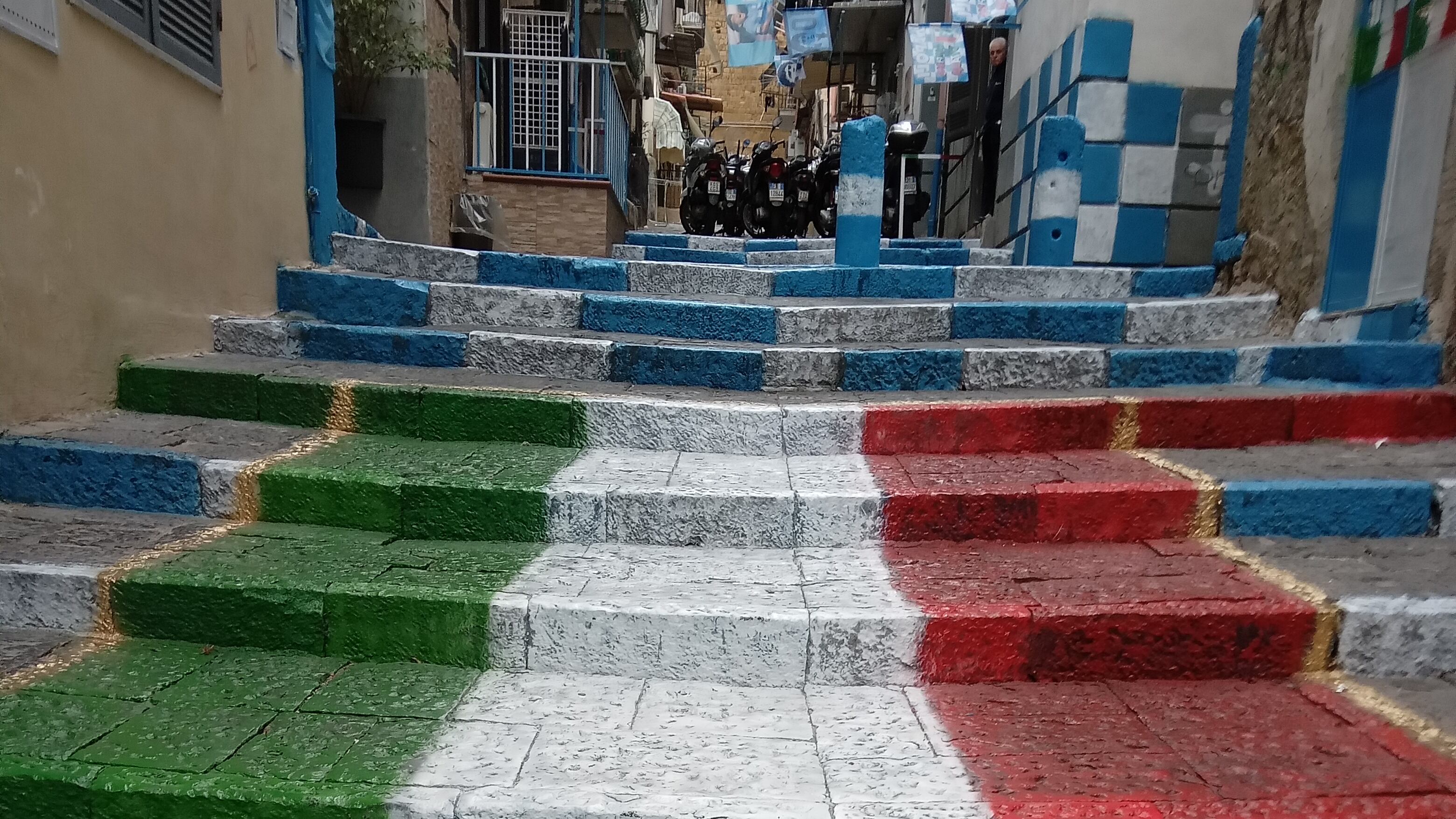 Viaggio tra i vicoli di Napoli, dove ci si prepara alla grande festa per lo scudetto