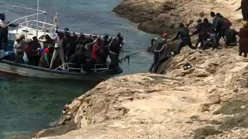 I migranti che sbarcano tra i turisti: ecco lo scenario vissuto a Lampedusa