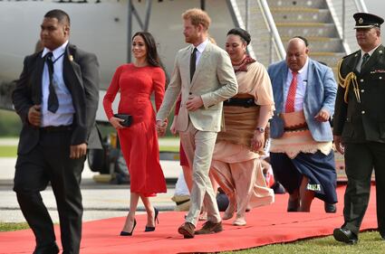 Dall'abito di Meghan spunta il cartellino 3