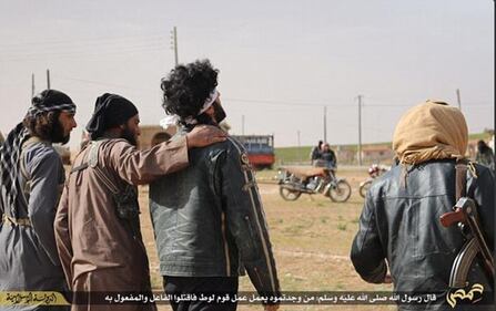 I boia di Isis abbracciano i prigionieri, poi li lapidano 3