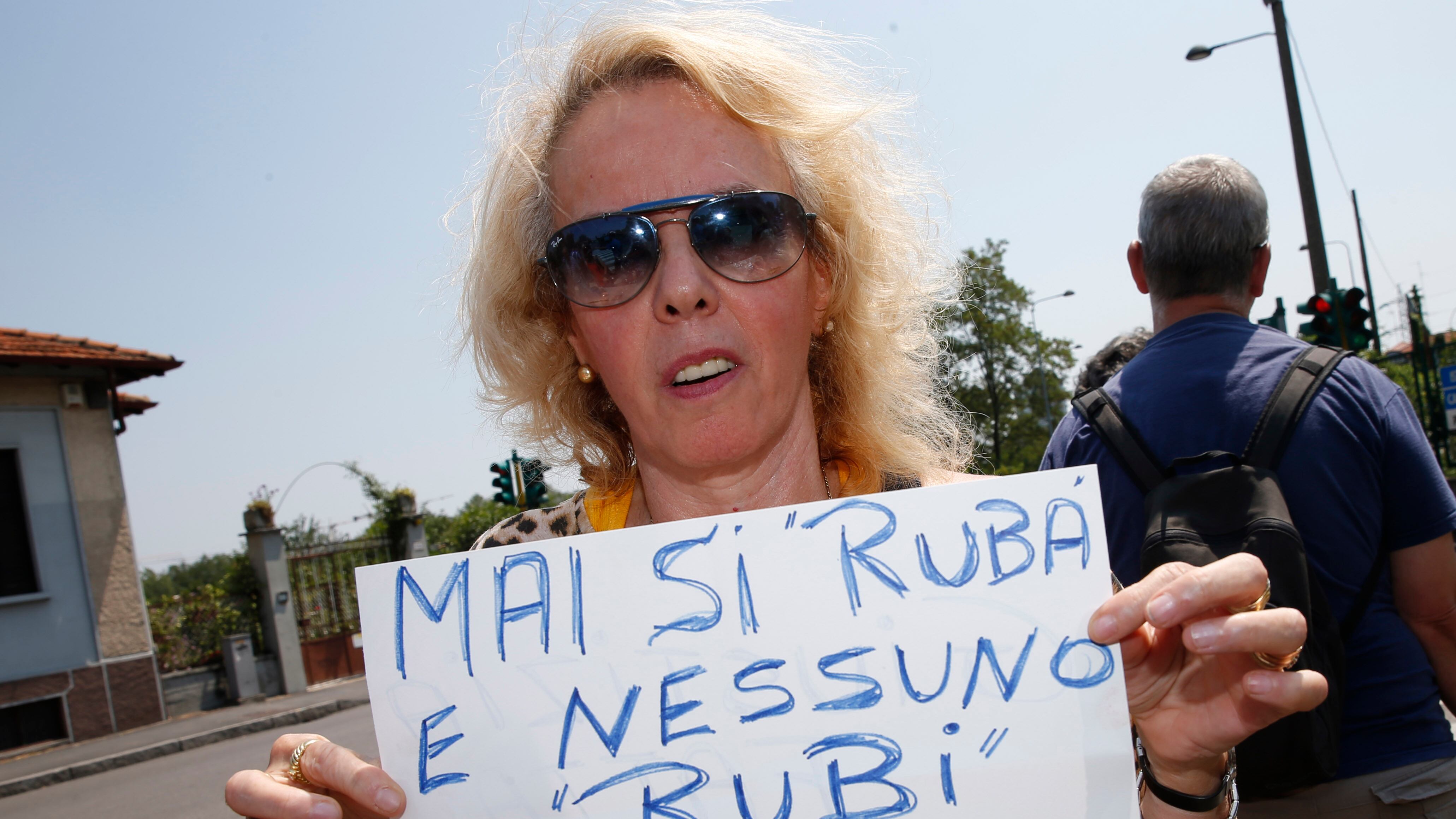 Berlusconi assolto, il calore dei supporter: "Giustizia è stata fatta"