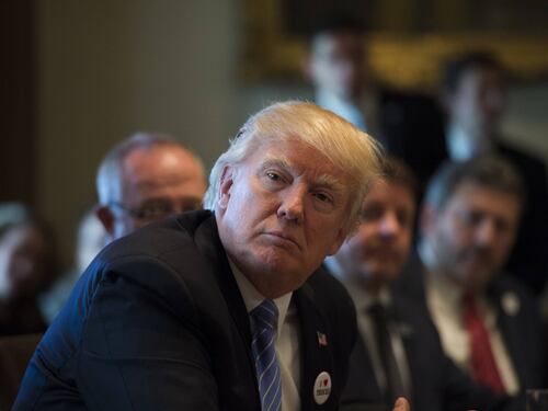 Trump impallinato dal suo partito: resta l'Obamacare