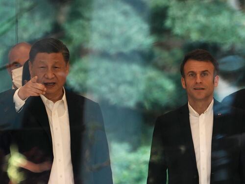 Autonomia strategica, Macron abbraccia Xi e si sgancia dagli Usa (imbarazzando la Ue)