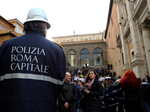 Roma, dall’assenteismo ai premi: bonus ai vigili che fanno più multe