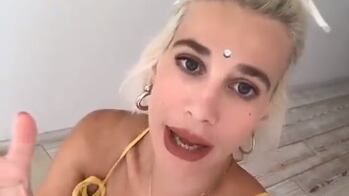 Clizia Incorvaia cambia look e si mostra in topless