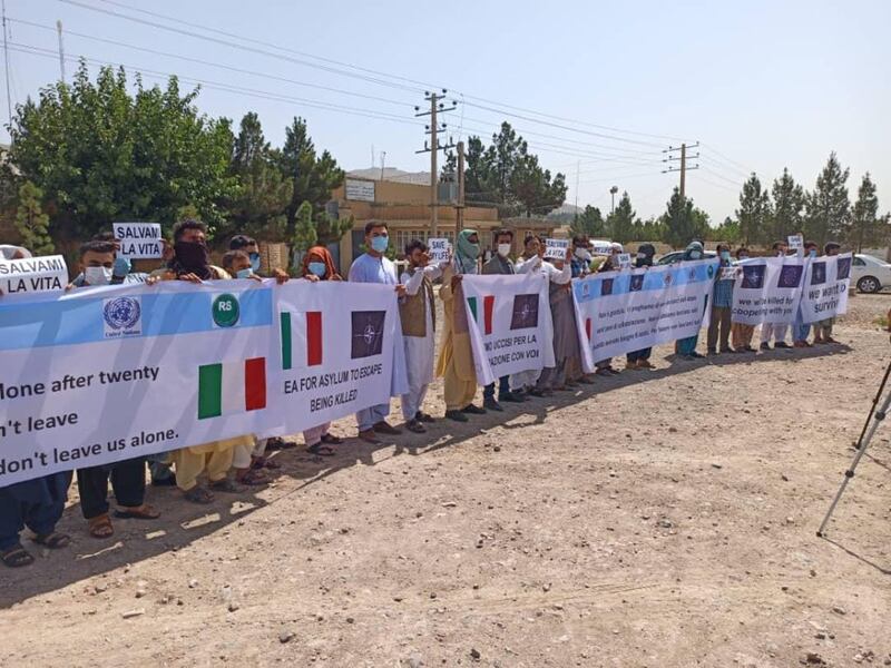 Afghanistan, negozianti e fornitori del contingente italiano manifestano per chiedere aiuto 4