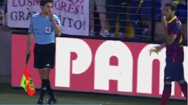Lanciò banana ad Alves, arrestato. Ma se fosse una mossa di marketing?