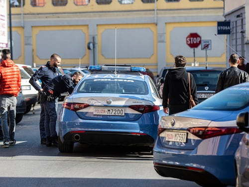Pakistano si finge massaggiatore e la stupra in un garage