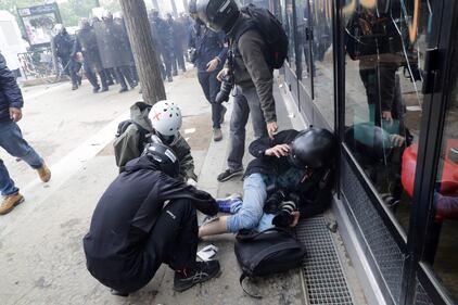 Parigi, scontri tra anarchici e polizia: auto distrutte, vetrine infrante 5