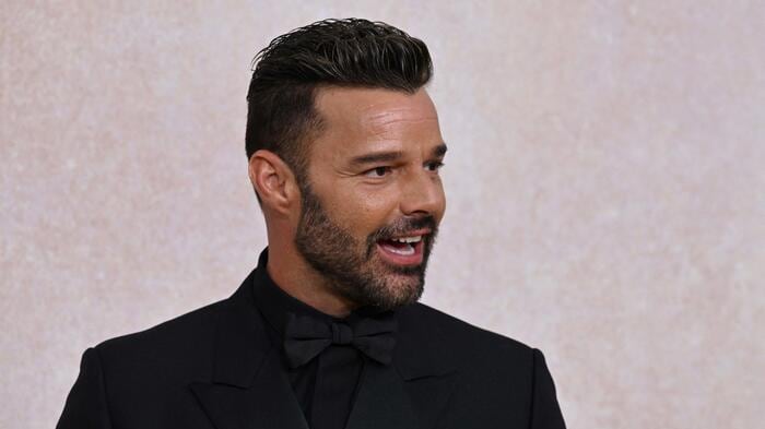 Telefonate e appostamenti sotto casa dell'ex. Ricky Martin accusato di violenza domestica