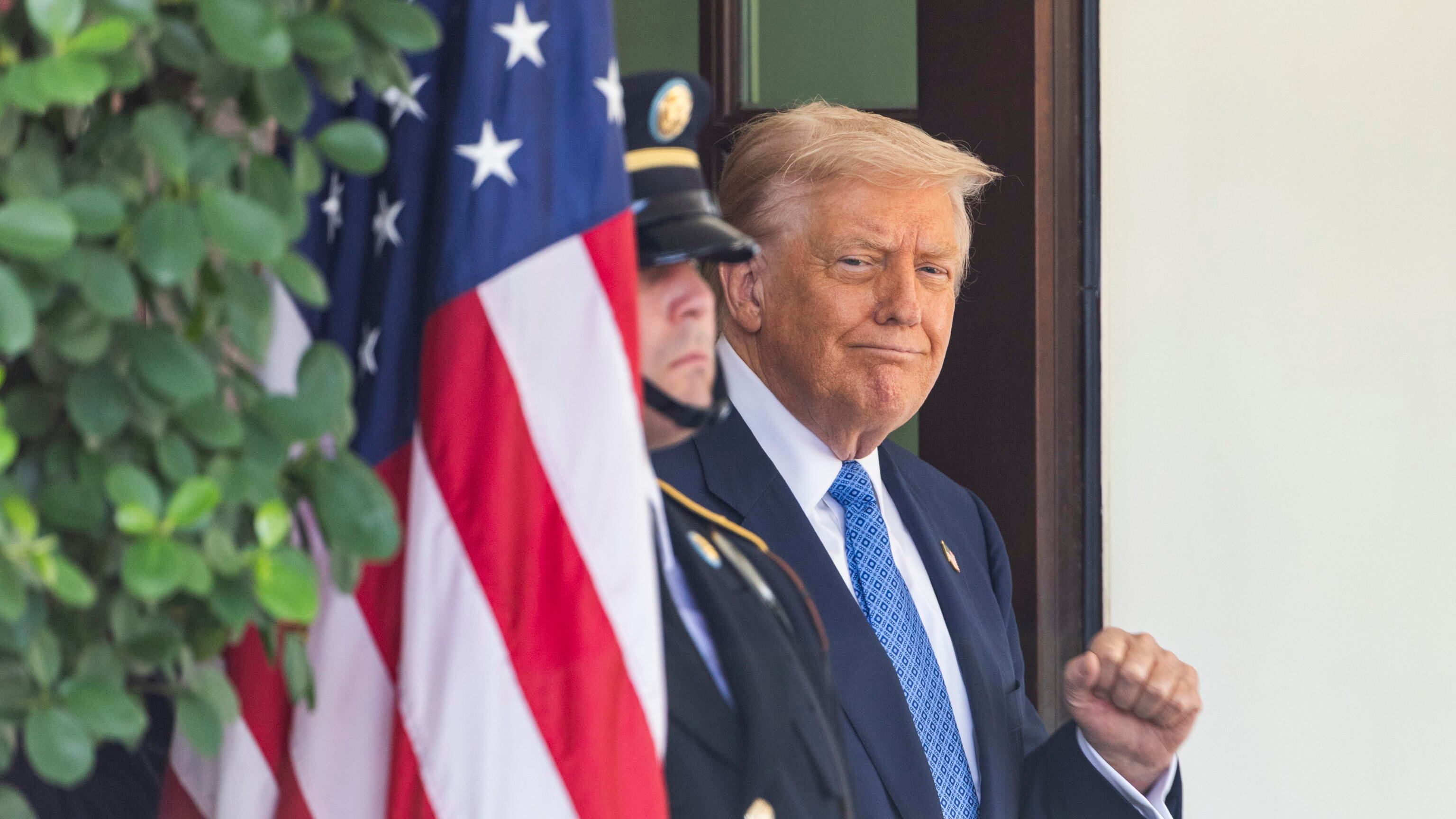 Pressioni, minacce e sicurezza nazionale: così i dazi sono diventati il “coltellino svizzero” di Trump