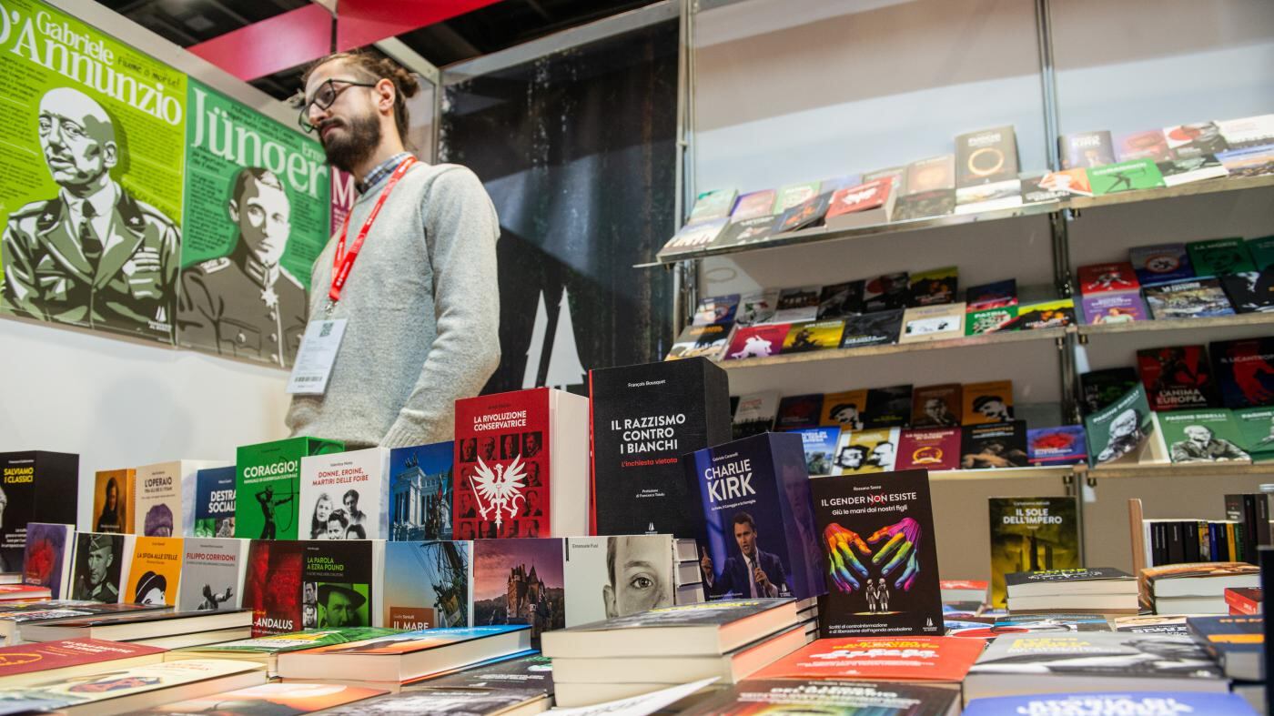Dai "fascisti" ai compagni che non dicono "genocidio", gli autori messi all’indice