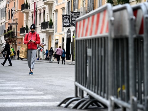 "Si rubano pure le transenne del Comune": ecco cosa succede a Napoli per un posto auto