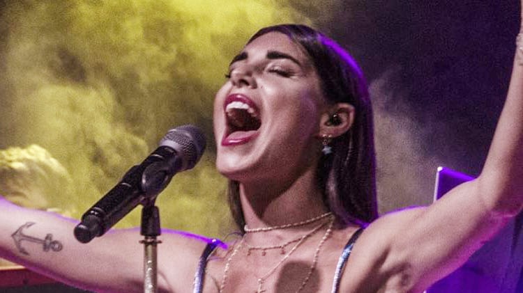 Bianca Atzei, il lato b fa impazzire un passante e Stefano Corti lo posta sui social