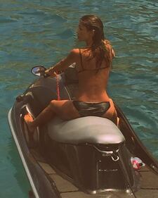 Belen Rodriguez, bikini bollente in spiaggia: foto 25