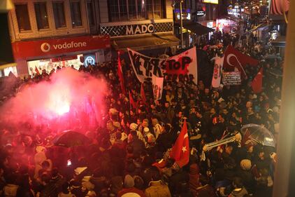 Istanbul, migliaia di tifosi in marcia contro il terrorismo 15