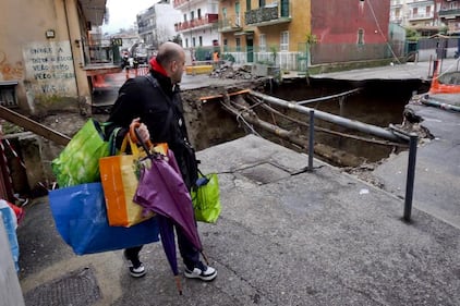 Napoli, maxi voragine in strada a Pianura 2
