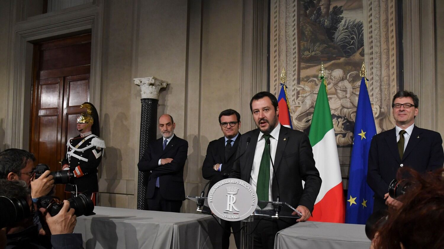 Salvini illustra la sua ricetta: "Governo anti depressione"