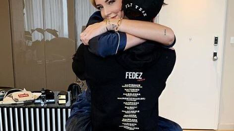 "Quei piedi puoi anche non metterli in mostra". E la Ferragni gela l'hater