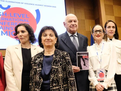 "Femminicidi che non calano" e "codice genetico". La sinistra si scaglia contro Roccella e Nordio