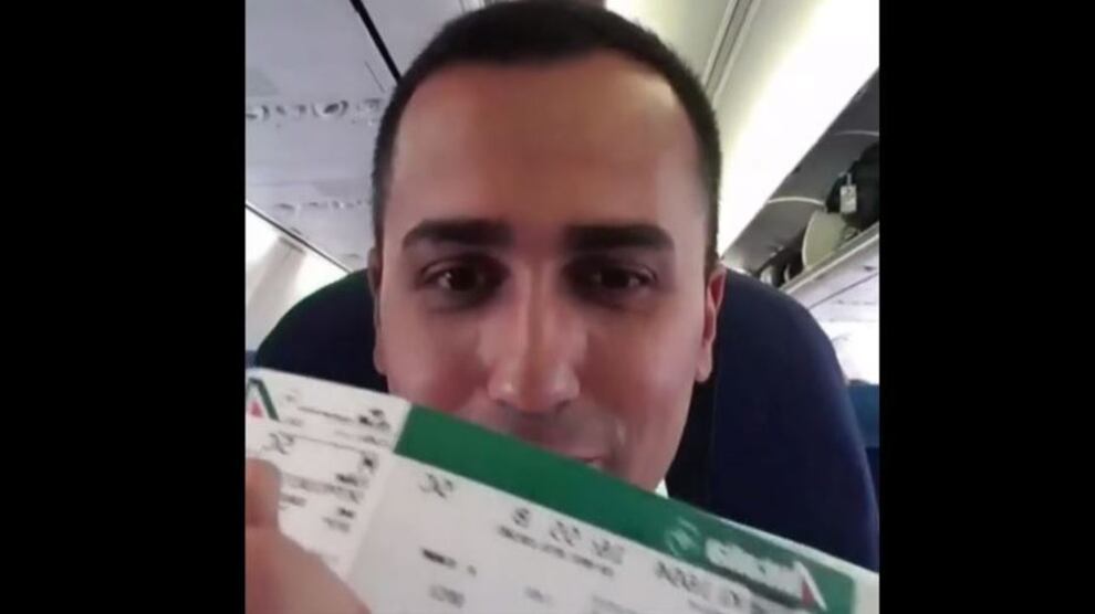 "Di Maio viaggia in business". Il ministro smonta la bufala del Pd