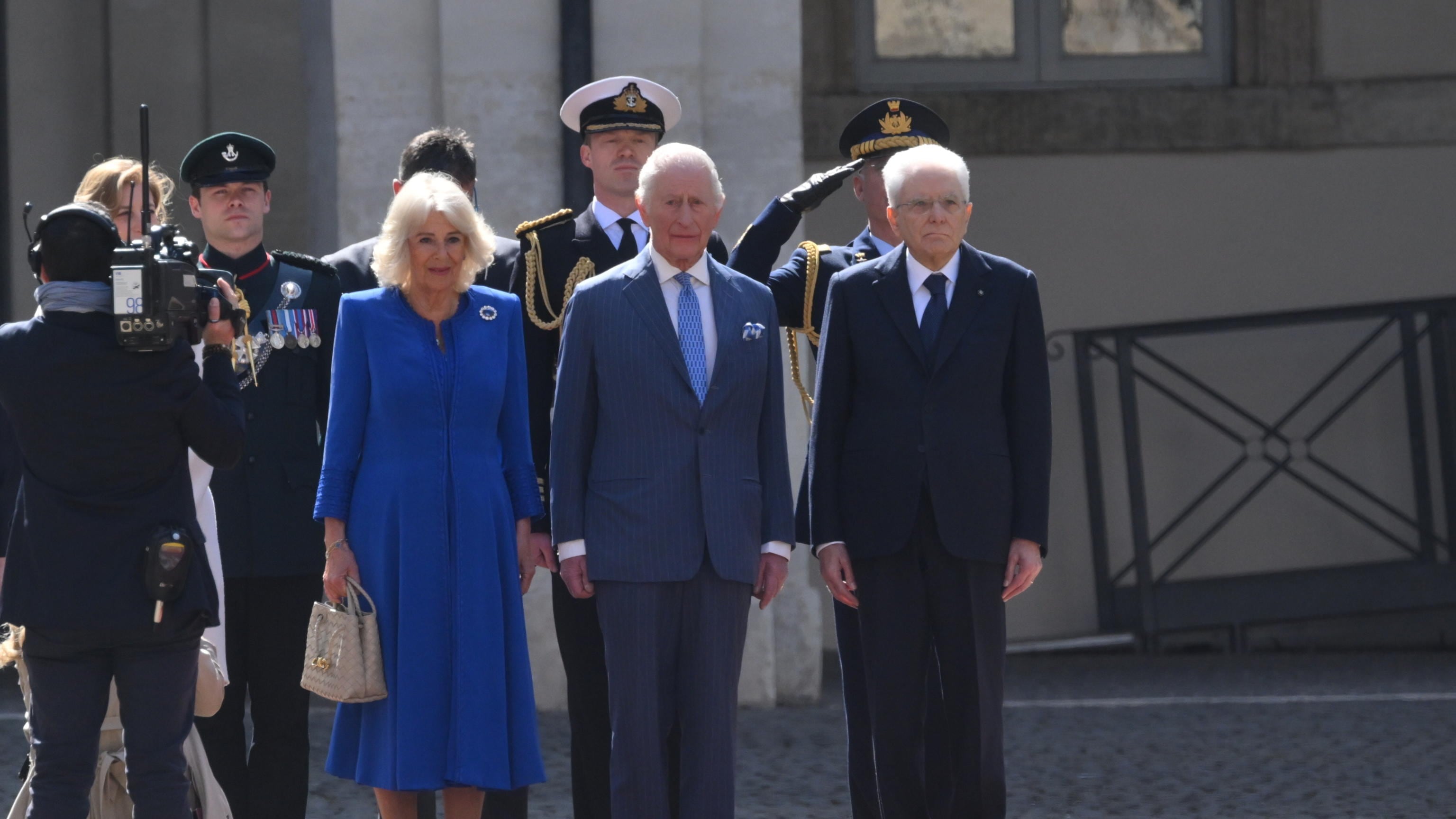 Sequela di gaffe per la regina Camilla al Quirinale. Il re la richiama: "Vieni qui"