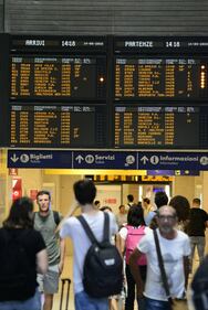 Genova, treni in ritardo dopo il crollo del ponte  14