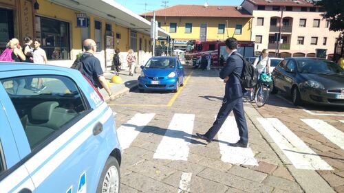 Milano, panico tra i pendolari: "fumo sul treno". A piedi sui binari 3