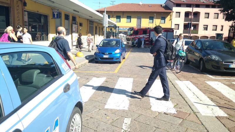 Milano, panico tra i pendolari: "fumo sul treno". A piedi sui binari 3