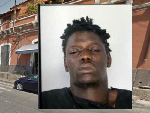 Immigrato dà di matto: aggredisce minori, polizia e rompe l'auto di servizio