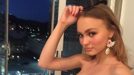 "Sicura del mio corpo grazie agli insegnamenti di mia madre". Lily-Rose Depp e la vita sotto i riflettori