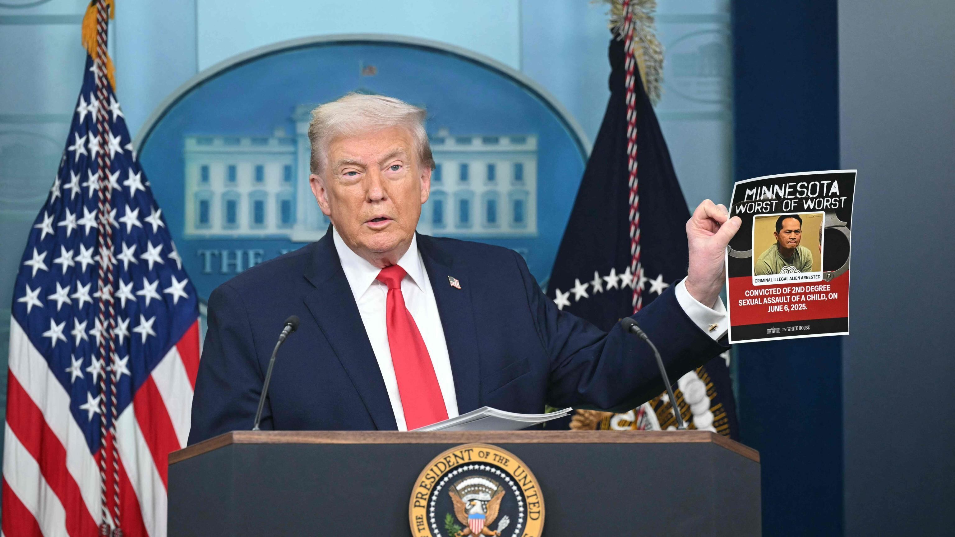 Conferenza show di Trump alla Casa Bianca: mostrati i volti degli arrestati in Minnesota
