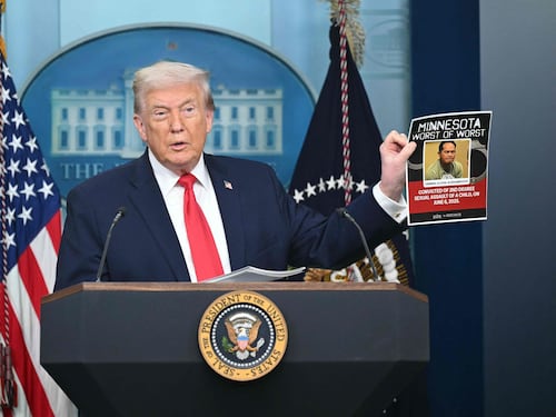 Conferenza show di Trump alla Casa Bianca: mostrati i volti degli arrestati in Minnesota