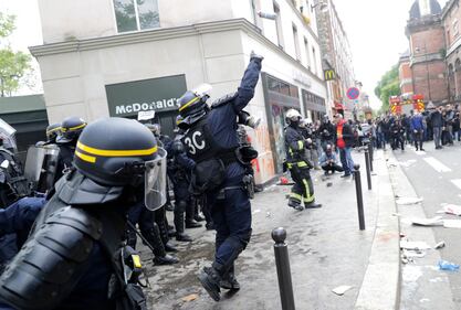 Parigi, scontri tra anarchici e polizia: auto distrutte, vetrine infrante 1