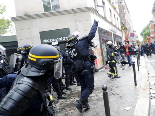 Parigi, scontri tra anarchici e polizia: auto distrutte, vetrine infrante