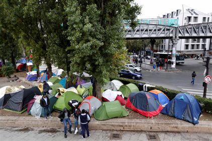 Parigi invasa dai migranti 14