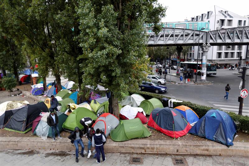 Parigi invasa dai migranti 14