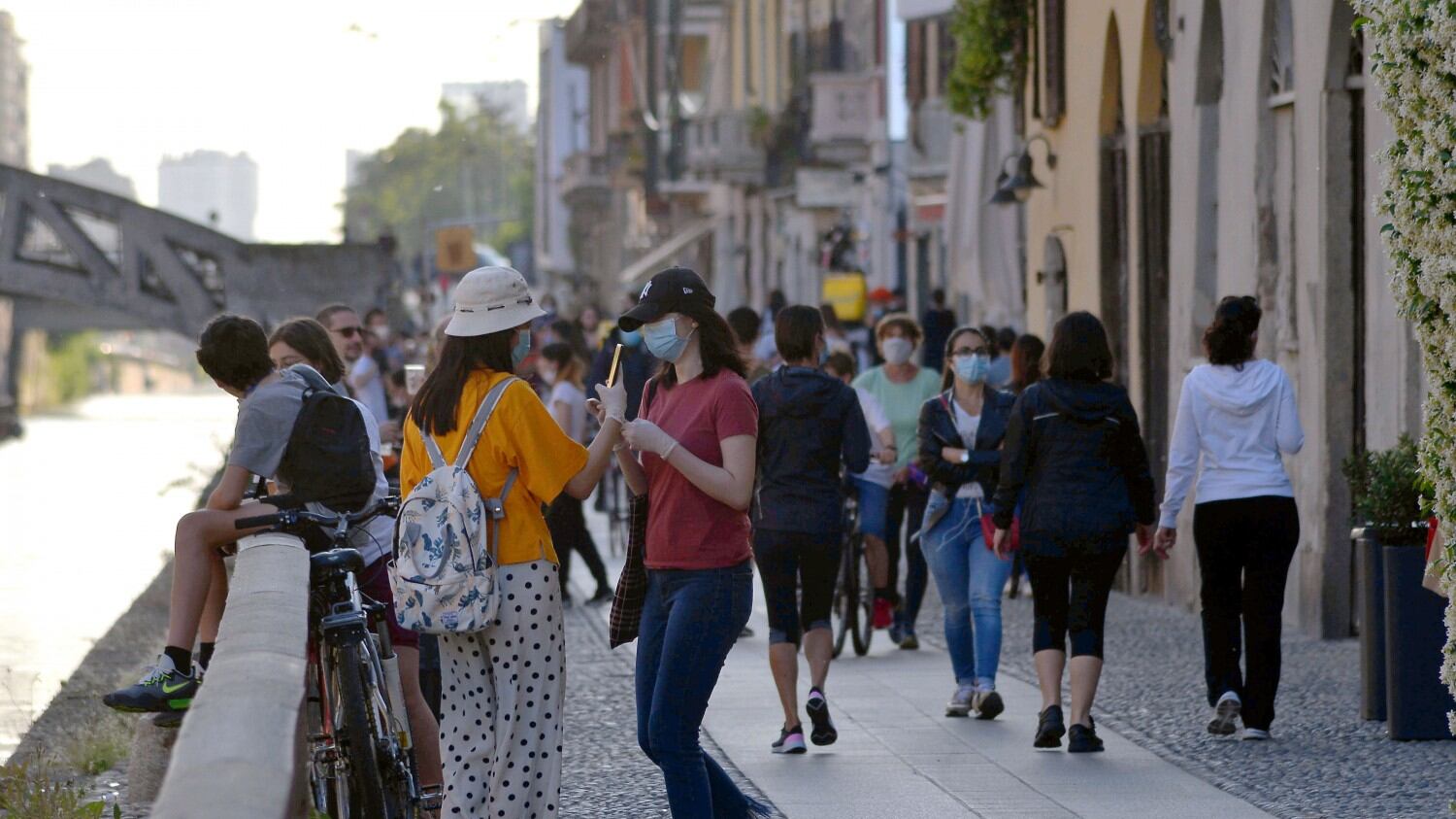 Un allarme sui contagi: qual è la fascia d'età che adesso è nel mirino