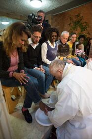 Il Papa lava i piedi alla showgirl Lubamba 1